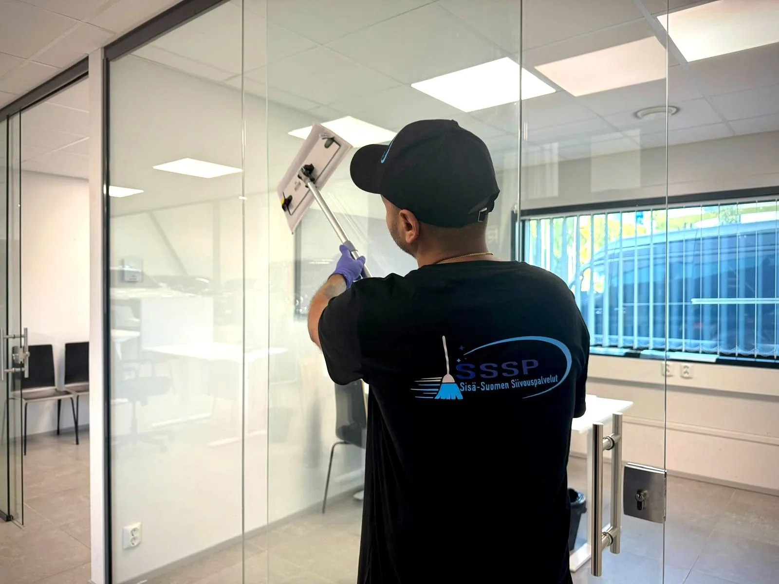 Toimistosiivouksen ikkunoiden pesua