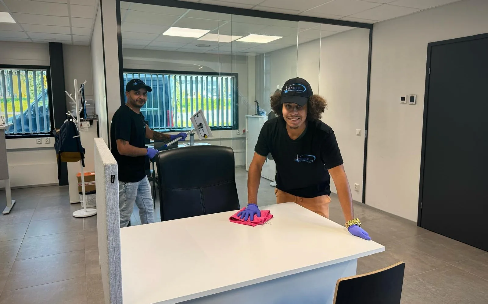 Siivouspalvelut yrityksille, toimistosiivous kuvassa